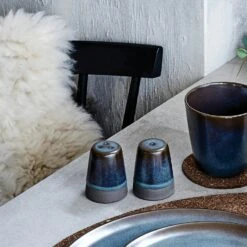 Aida Raw Salz- Und Pfefferstreuer, Titanium Black -Deutschland Kochzauber Verkaufs-Shop aida raw salz und pfefferstreuer mitternachtsblau 1 2