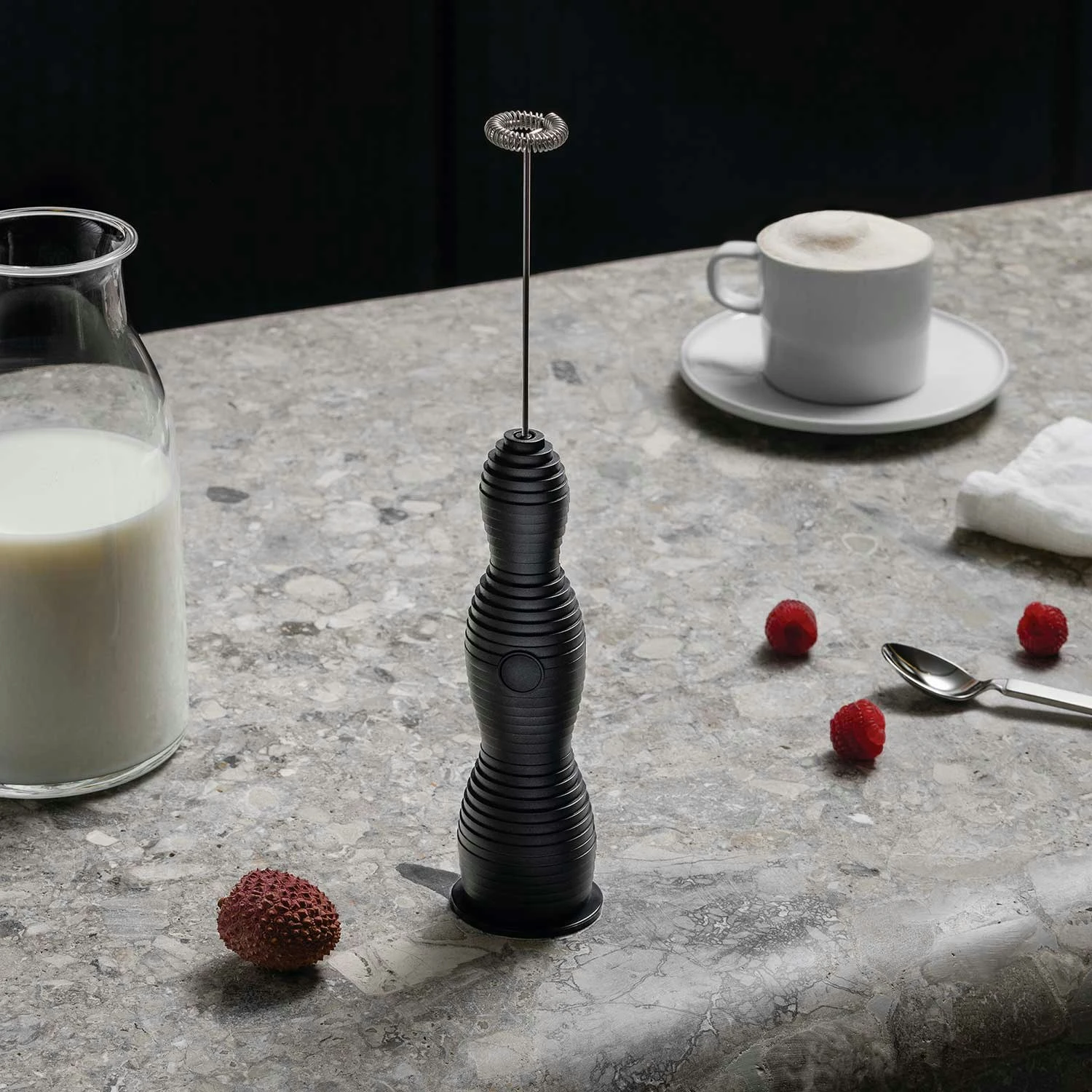 Alessi Pulcina Milchaufschäumer, Schwarz 2 Alessi Pulcina Milchaufschäumer, Schwarz – Bild 2