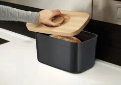 Joseph Joseph Bread Box With Cutting Board, Black 7 Joseph Joseph Bread Box With Cutting Board, Black -Deutschland Kochzauber Verkaufs-Shop joseph joseph bread bin with bamboo chopping board 8