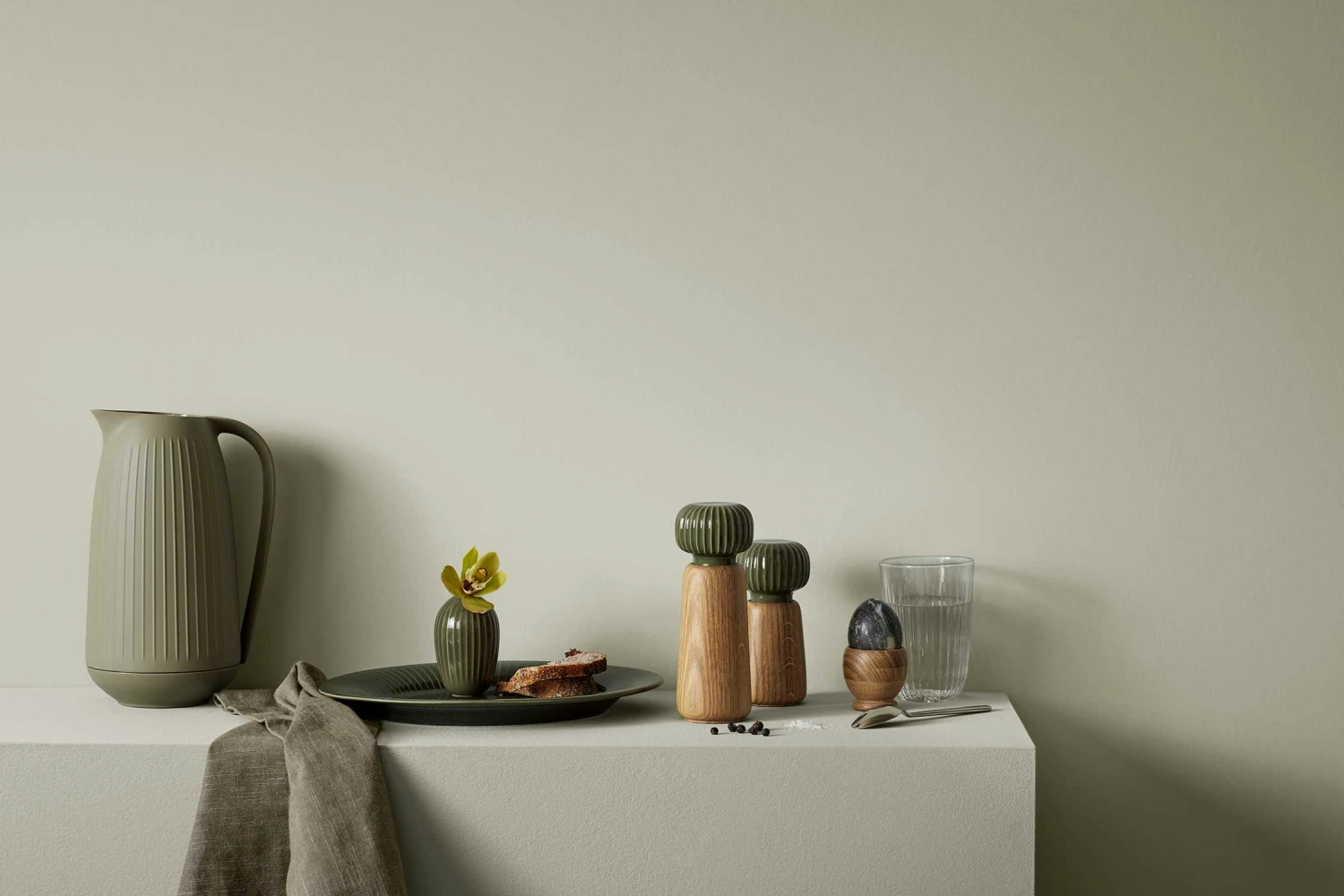 Kähler Hammershøi Kräutermühle Large, Dunkelgrün 4 Kähler Hammershøi Kräutermühle Large, Dunkelgrün – Bild 4