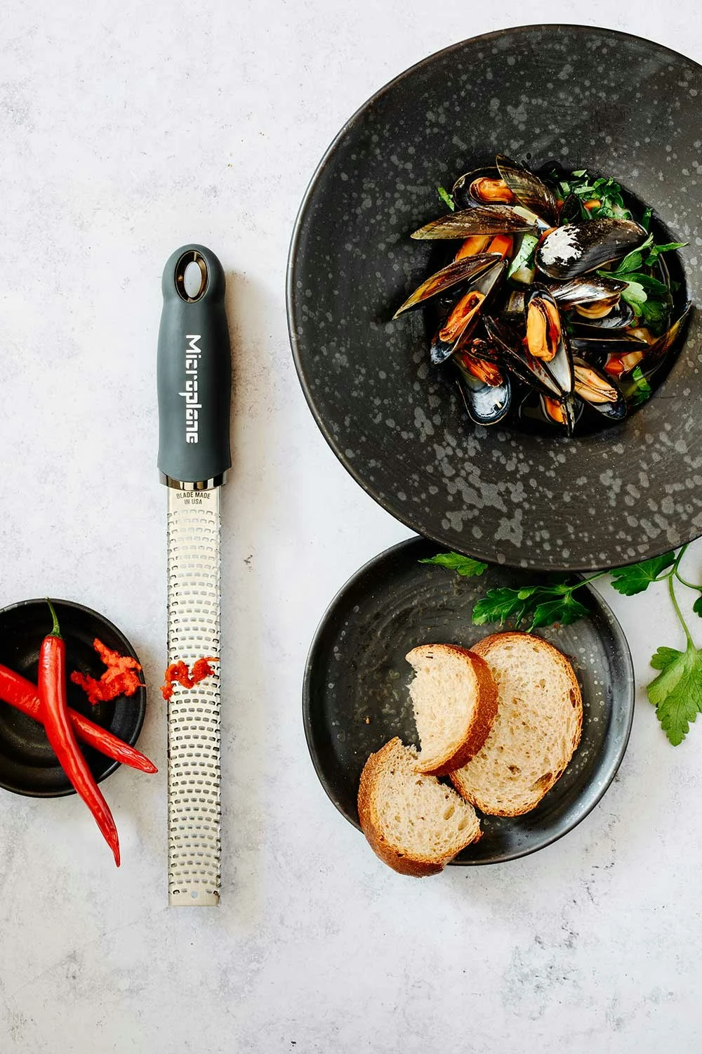 Microplane Premium Classic Zestenreißer, Anthrazit 2 Microplane Premium Classic Zestenreißer, Anthrazit – Bild 2