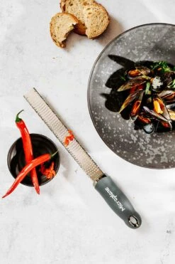 Microplane Premium Classic Zestenreißer, Anthrazit 7 Microplane Premium Classic Zestenreißer, Anthrazit -Deutschland Kochzauber Verkaufs-Shop microplane premium classic zester 15