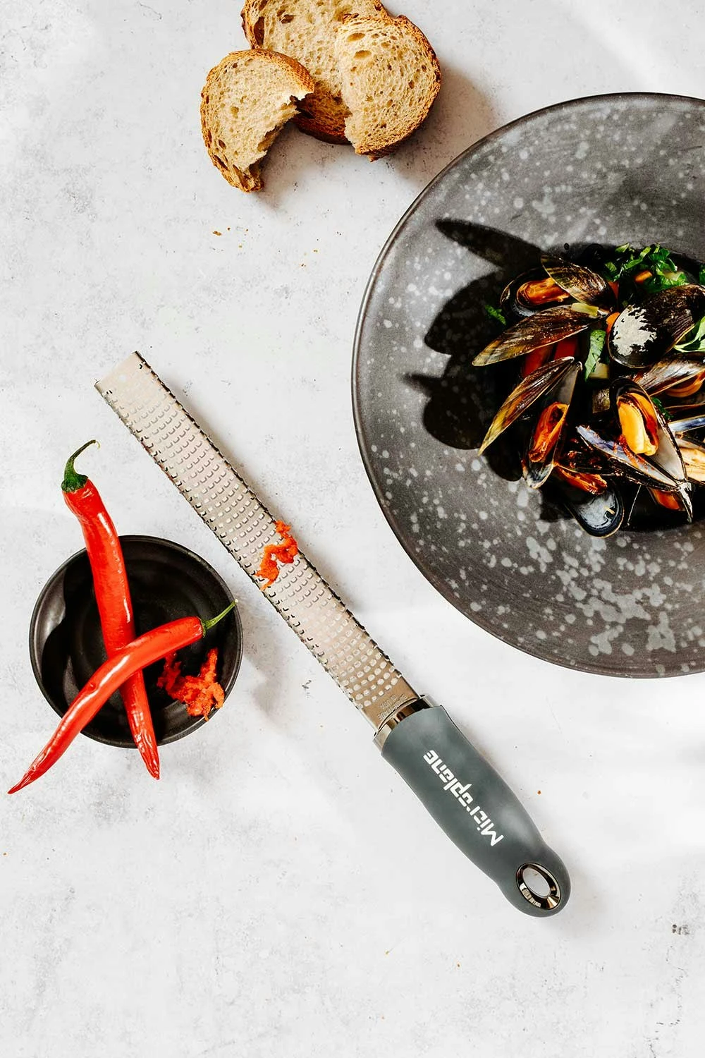 Microplane Premium Classic Zestenreißer, Anthrazit 4 Microplane Premium Classic Zestenreißer, Anthrazit – Bild 4