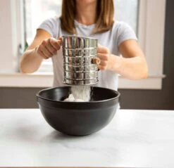 Nordic Ware Mehlsieb Mit Griff -Deutschland Kochzauber Verkaufs-Shop nordic ware mold view with wooden handle 1