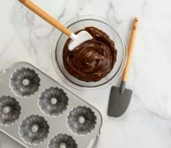 Nordic Ware Teigschaber 2-er Set -Deutschland Kochzauber Verkaufs-Shop nordic ware slickpot in silicone and beech wood 2pcs 2