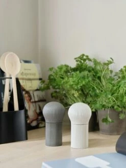 RIG TIG Cheffy Salzmühle / Pfeffermühle 12,5 Cm, Chalk -Deutschland Kochzauber Verkaufs-Shop rig tig by stelton cheffy salt and pepper mill set 125 cm 0