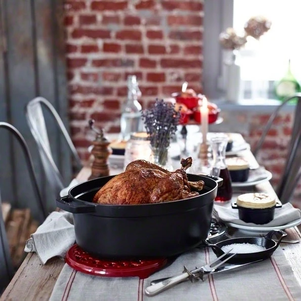 Staub Oval Kochtopf Aus Gusseisen 8 L, Kirsche 2 Staub Oval Kochtopf Aus Gusseisen 8 L, Kirsche – Bild 2